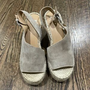 Marc Fisher taupe platform wedges